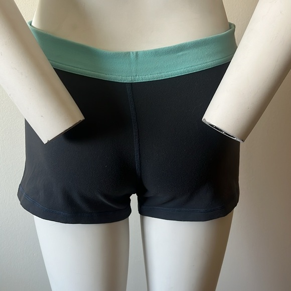 Lululemon women’s Short - Picture 3 of 7